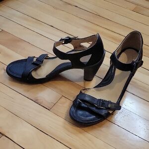 Ecco Black T-Strap Mid Heel Sandals